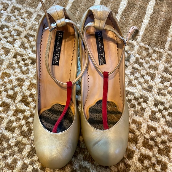 Gold and red Marcelo Toshi made in Peru shoe size 9 (runs small) - Picture 1 of 6